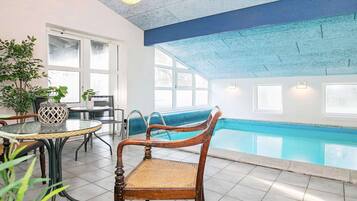 Casa | Alberca | Alberca techada y alberca al aire libre