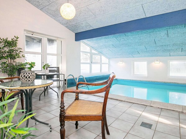 Una piscina techada, una piscina al aire libre