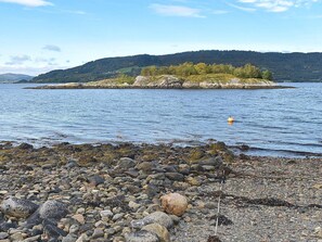 House | Beach | Beach nearby, fishing - 8 Person Holiday Home in Torvikbukt (Gjemnes)