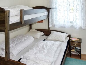 House | 3 bedrooms, individually furnished - 8 Person Holiday Home in Torvikbukt (Gjemnes)