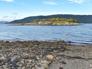 House | Beach | Beach nearby, fishing - 8 Person Holiday Home in Torvikbukt (Gjemnes)