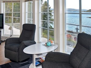 TV - 8 Person Holiday Home in Torvikbukt (Gjemnes)