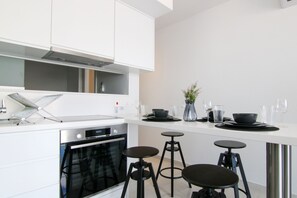 Private kitchen - Phaedrus Living Seaside Luxury Flat Athina 108 (Paphos)