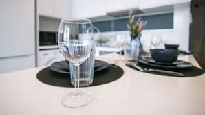 Cozinha moderna com mesa de jantar posta para dois.