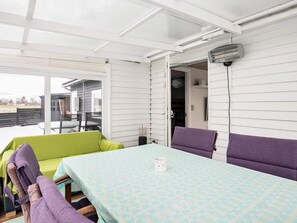 2 bedrooms, cribs/infant beds