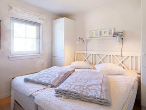 3 bedrooms, cribs/infant beds