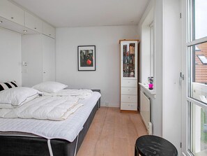 2 bedrooms, cribs/infant beds - 4 Person Holiday Home in Borre (Borre)