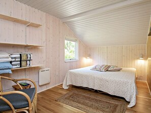 3 bedrooms, cribs/infant beds