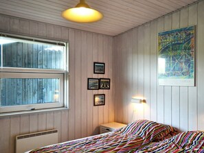 5 bedrooms, cribs/infant beds