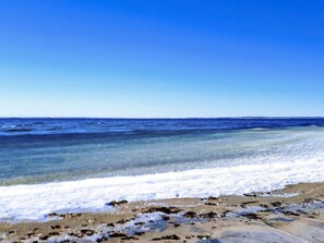 A beach with clear water and a sandy shore. - Holiday Home in DronningmÃ¸lle (Dronningmolle)