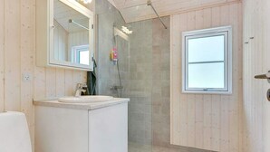 House | Bathroom | Towels - Holiday Home in Sæby (Sæby)