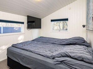 2 bedrooms, cots/infant beds