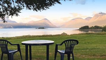 إطلالة على البحيرة