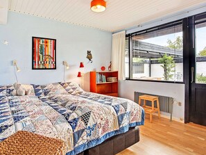 3 bedrooms, cribs/infant beds
