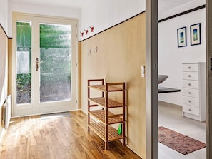 4 bedrooms, cribs/infant beds