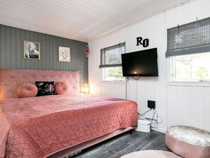 1 bedroom, cribs/infant beds