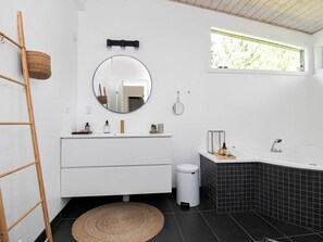 House | Bathroom - Holiday Home in Hals (Hals)