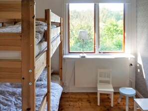 2 bedrooms, bed sheets