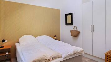 2 bedrooms, cribs/infant beds
