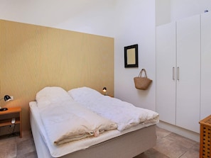 2 bedrooms, cribs/infant beds