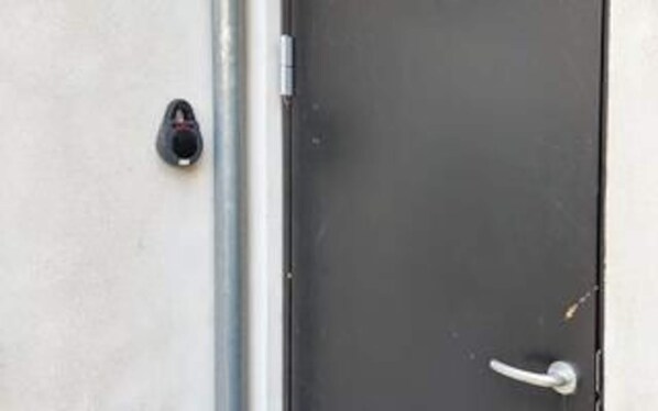 A door with a keyhole and a handle. - Holiday Home in Holstebro (Holstebro)