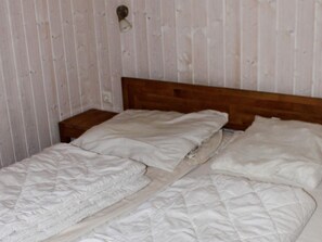 2 bedrooms, cribs/infant beds
