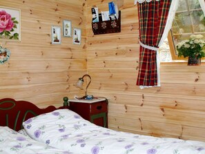 5 kamar tidur dan dilengkapi dengan perabotan berbeda-beda