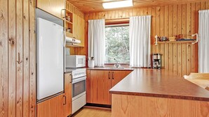 Coffee/tea maker, fridge, microwave, stovetop - 6 Person Holiday Home in Løgstør (Logstor)