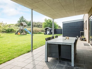 Outdoor dining - Holiday Home in Ringkøbing (Ringkobing)