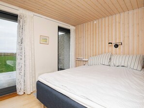 2 bedrooms, cribs/infant beds