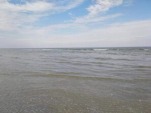 A beach with calm waters and a clear sky. - 6 Person Holiday Home in Hadsund (Hadsund)