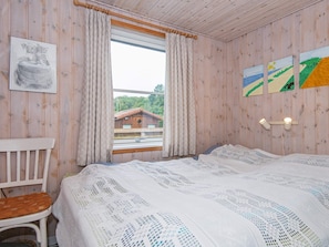 1 bedroom, cribs/infant beds