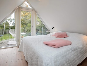 3 bedrooms, cribs/infant beds