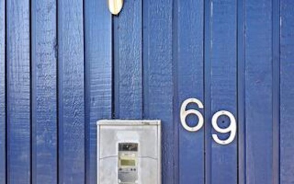 A blue door with the numbers '69' indicating a room number. - Holiday Home in Sydals (Sydals)