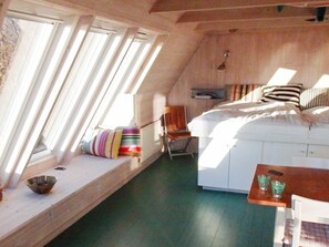 1 bedroom, cribs/infant beds