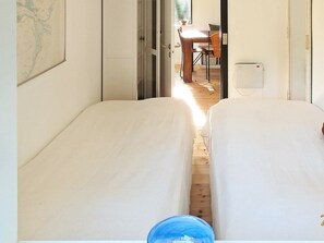 1 bedroom, cribs/infant beds
