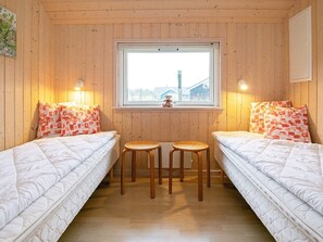 4 bedrooms, cribs/infant beds
