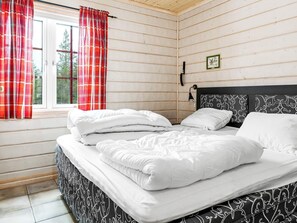 3 bedrooms, bed sheets