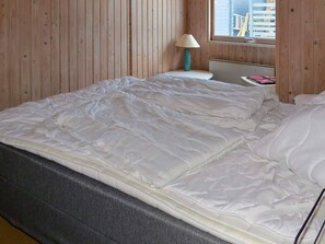 3 bedrooms, cribs/infant beds