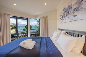 3 bedrooms, in-room safe, desk, iron/ironing board - On The Rocks - Modern Waterfront Villa (Nelson)