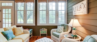 Charming Cottage Near Golf Courses & Marsh Walk!