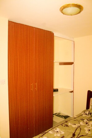 2 bedrooms, iron/ironing board, free WiFi, wheelchair access