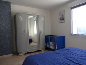 3 bedrooms, desk, iron/ironing board, free WiFi