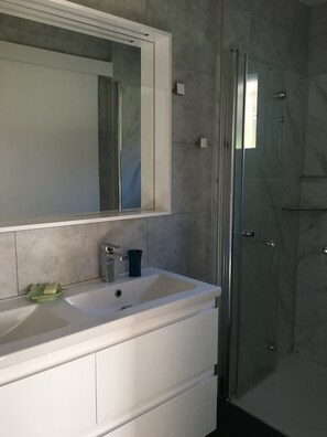 Een douche, een haardroger
