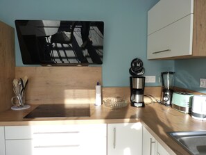 雪櫃、微波爐、焗爐、爐具