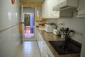 Geladeira, micro-ondas, fogão, cafeteira/chaleira