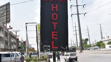 Letrero del Hotel Royal Lodge.