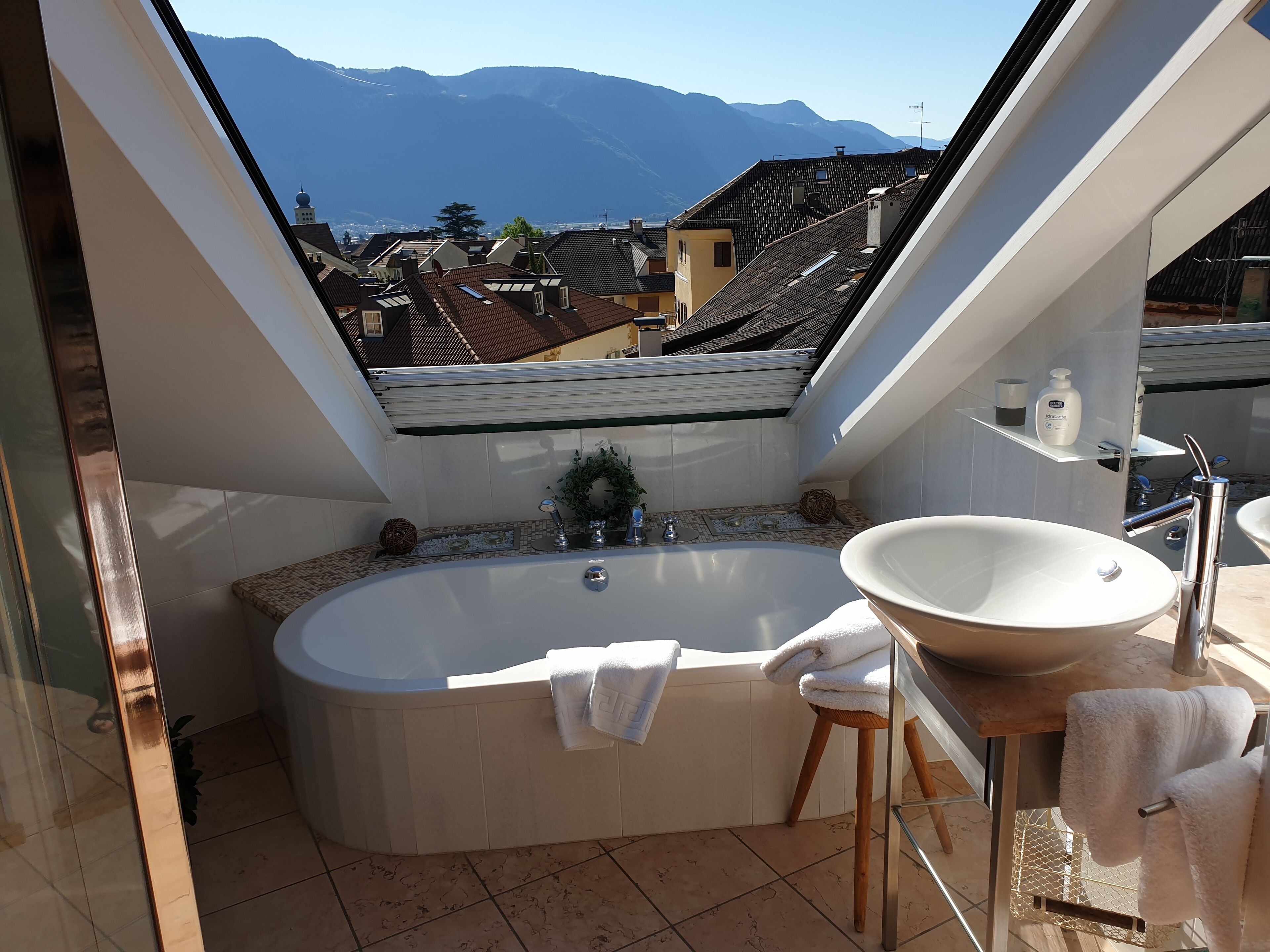 Een bad, een haardroger, badjassen, handdoeken