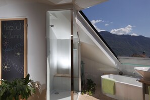 Badewanne, Haartrockner, Bademäntel, Handtücher