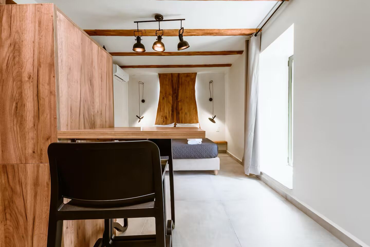 Deluxe studio, niet-roken, uitzicht op bergen | Een bureau, geluiddichte muren, een strijkplank/strijkijzer, gratis wifi